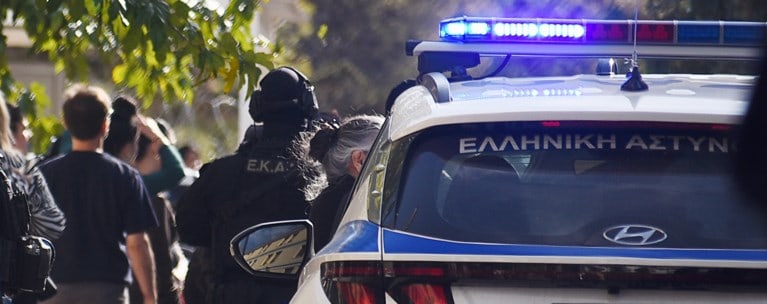 Πυροβολισμοί στη Γλυφάδα έξω από σούπερ μάρκετ: Δύο νεκροί και ένας σοβαρά τραυματίας