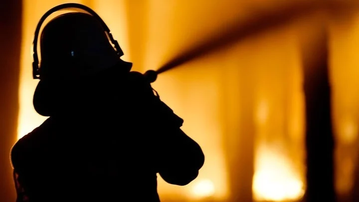 Φωτιά σε ξενοδοχείο στην Καλαμπάκα: Ένας νεκρός
